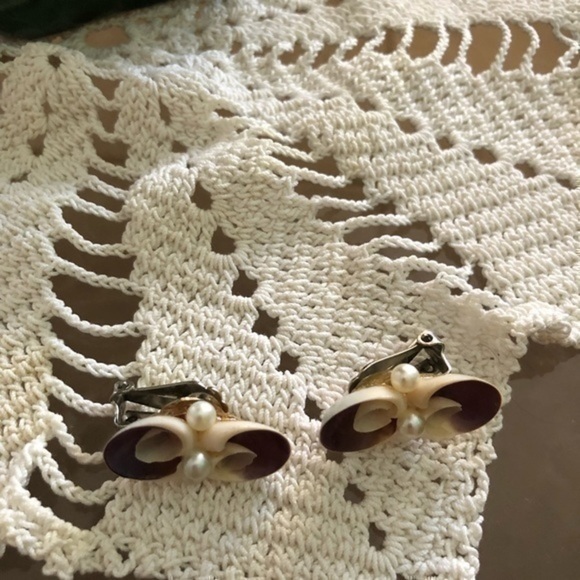 Vintage Clip On Earrings - Picture 2 of 3